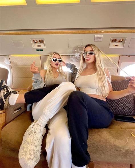 Influencers Tana Mongeau, Ashly Schwan Start Uncensored。